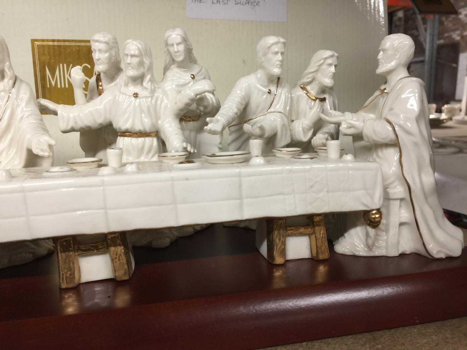 A CERAMIC REPRESENTATION OF JESUS CHRIST WITH HIS DISCIPLES AT THE LAST SUPPER BY MIKASA - Image 4 of 4