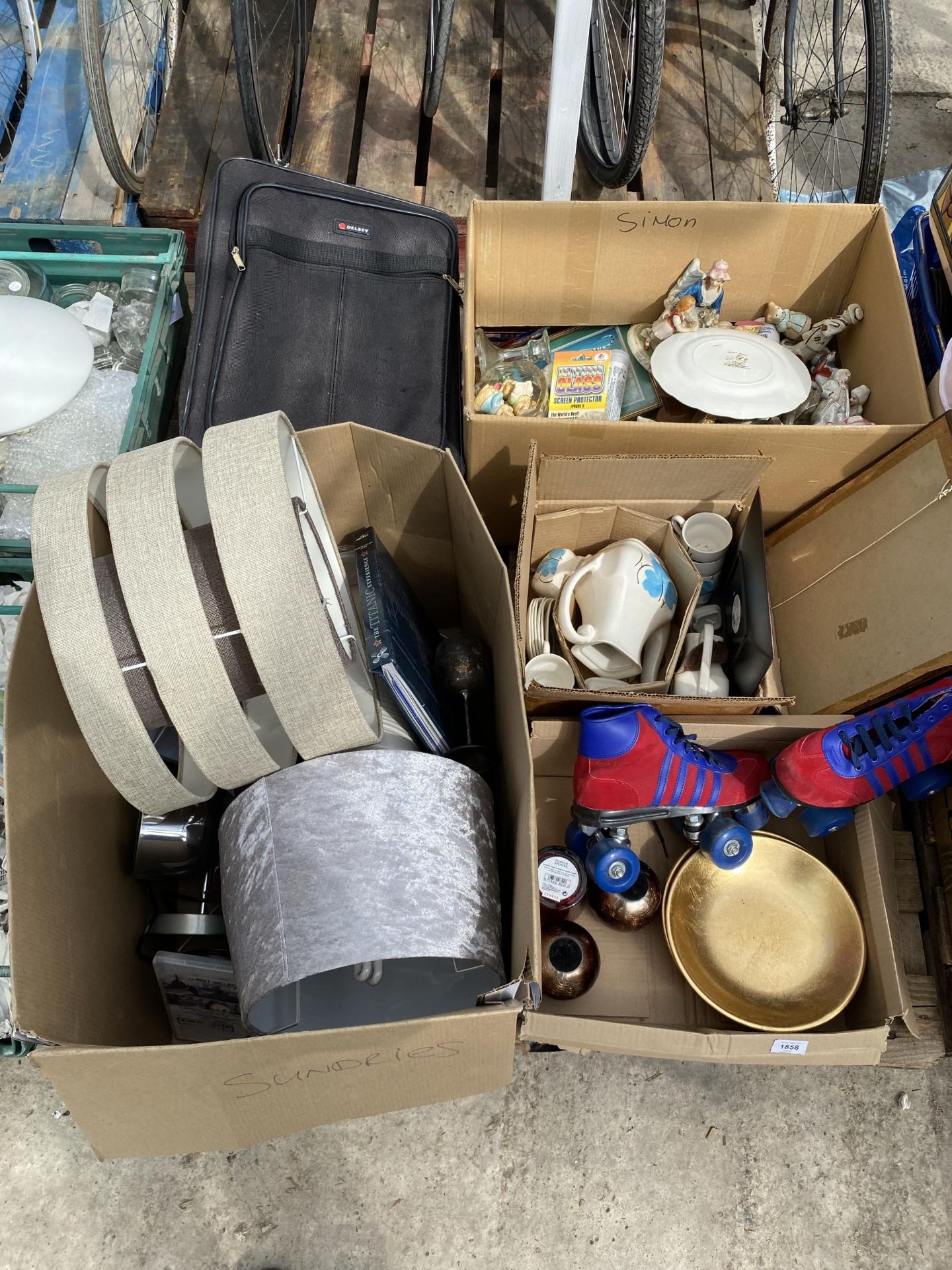 AN ASSORTMENT OF HOUSEHOLD CLEARANCE ITEMS TO INCLUDE CERAMICS AND ROLLER SKATES