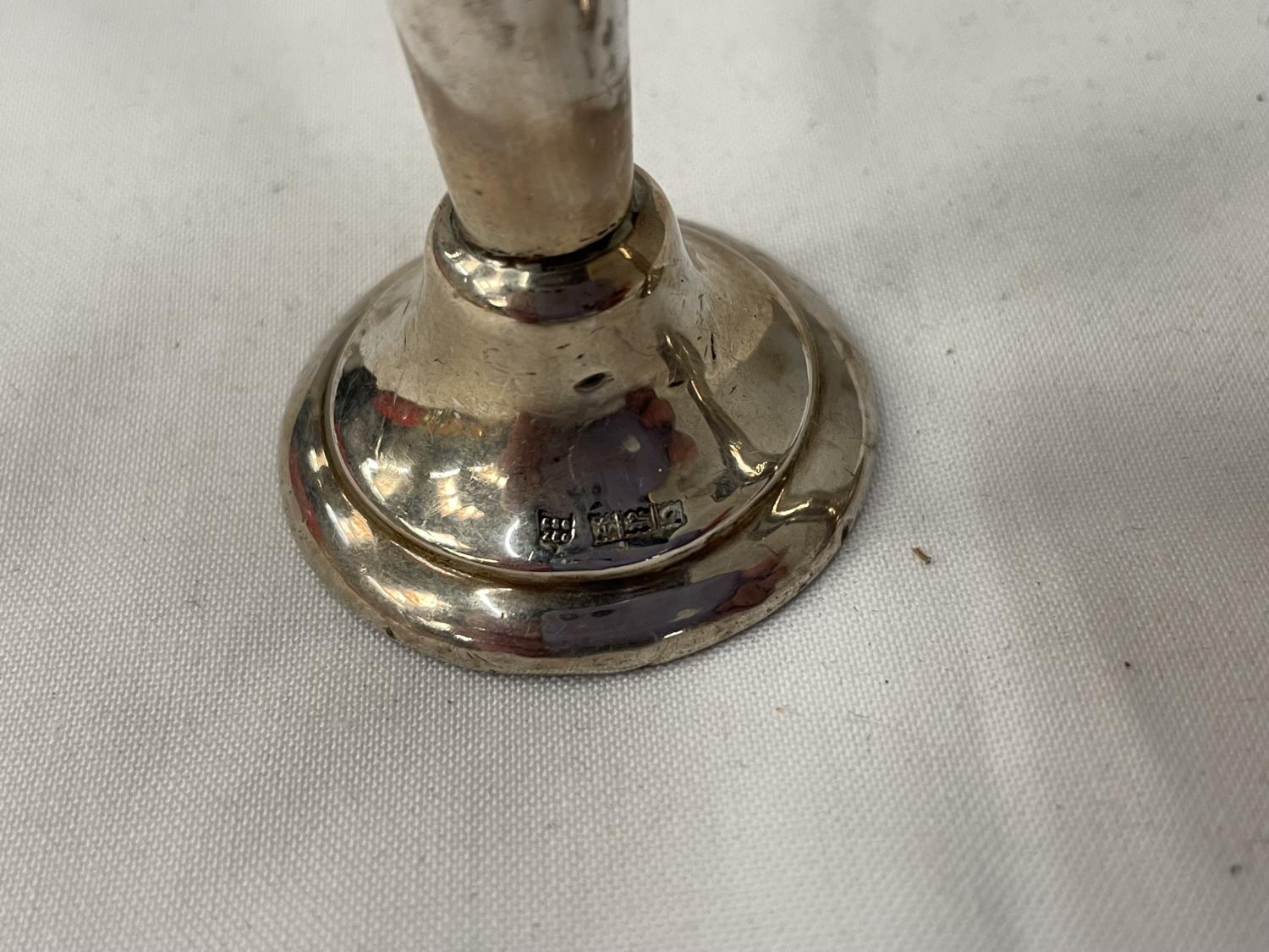 THREE HALMARKED BIRMINGHAM SILVER ITEMS TO INCLUDE A CANDLESTICK AND A PAIR OF BUD VASES - Image 4 of 6