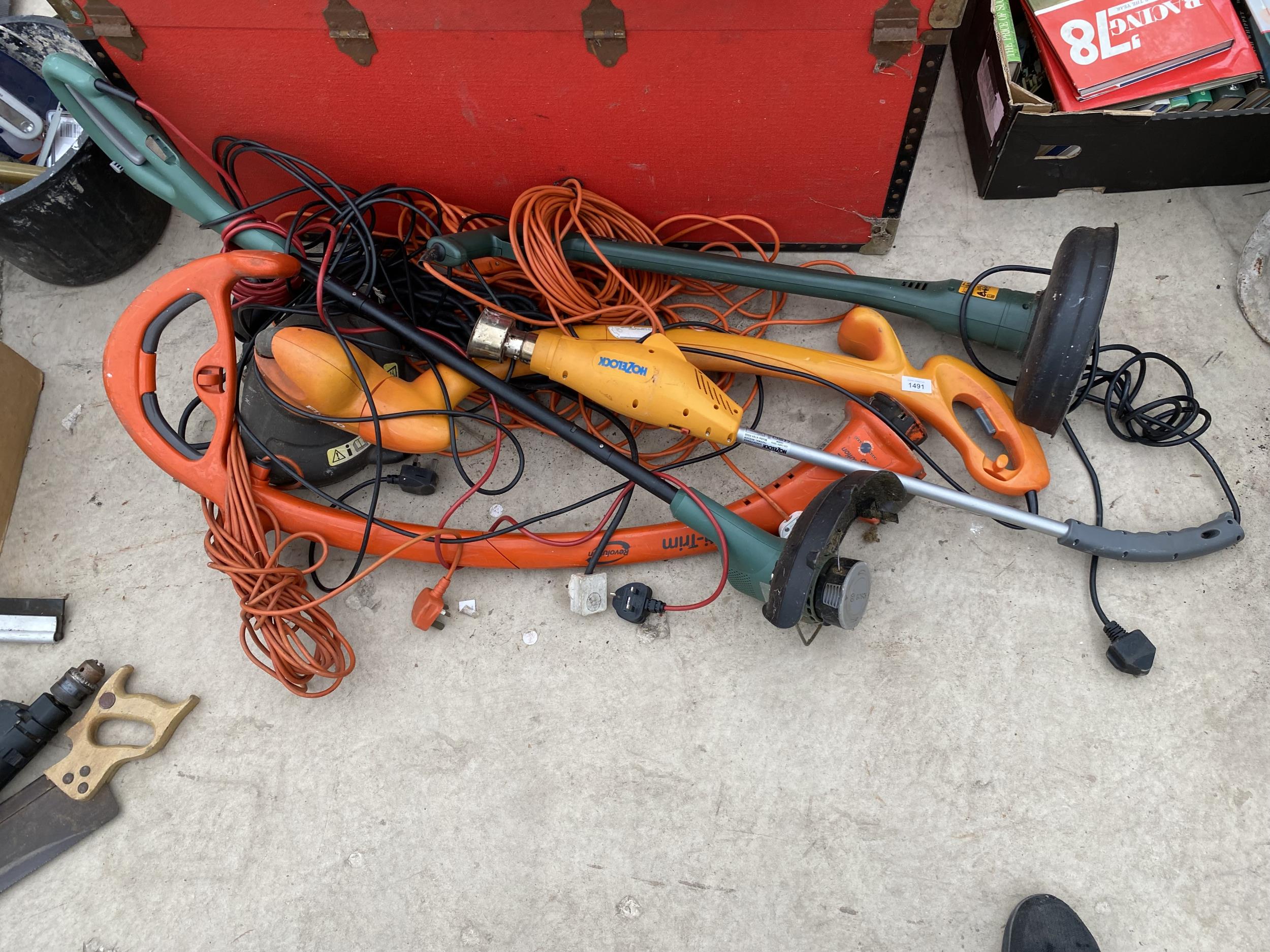 AN ASSORTMENT OF ELECTRIC GARDEN TOOLS TO INCLUDE GRASS TRIMMERS ETC