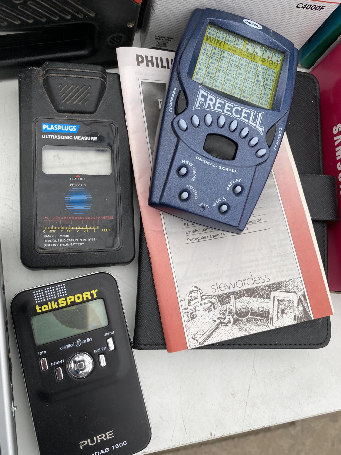 AN ASSORTMENT OF ITEMS TO INCLUDE A PORTABLE DVD PLAYER, RADIOS AND GAMES ETC - Image 5 of 6
