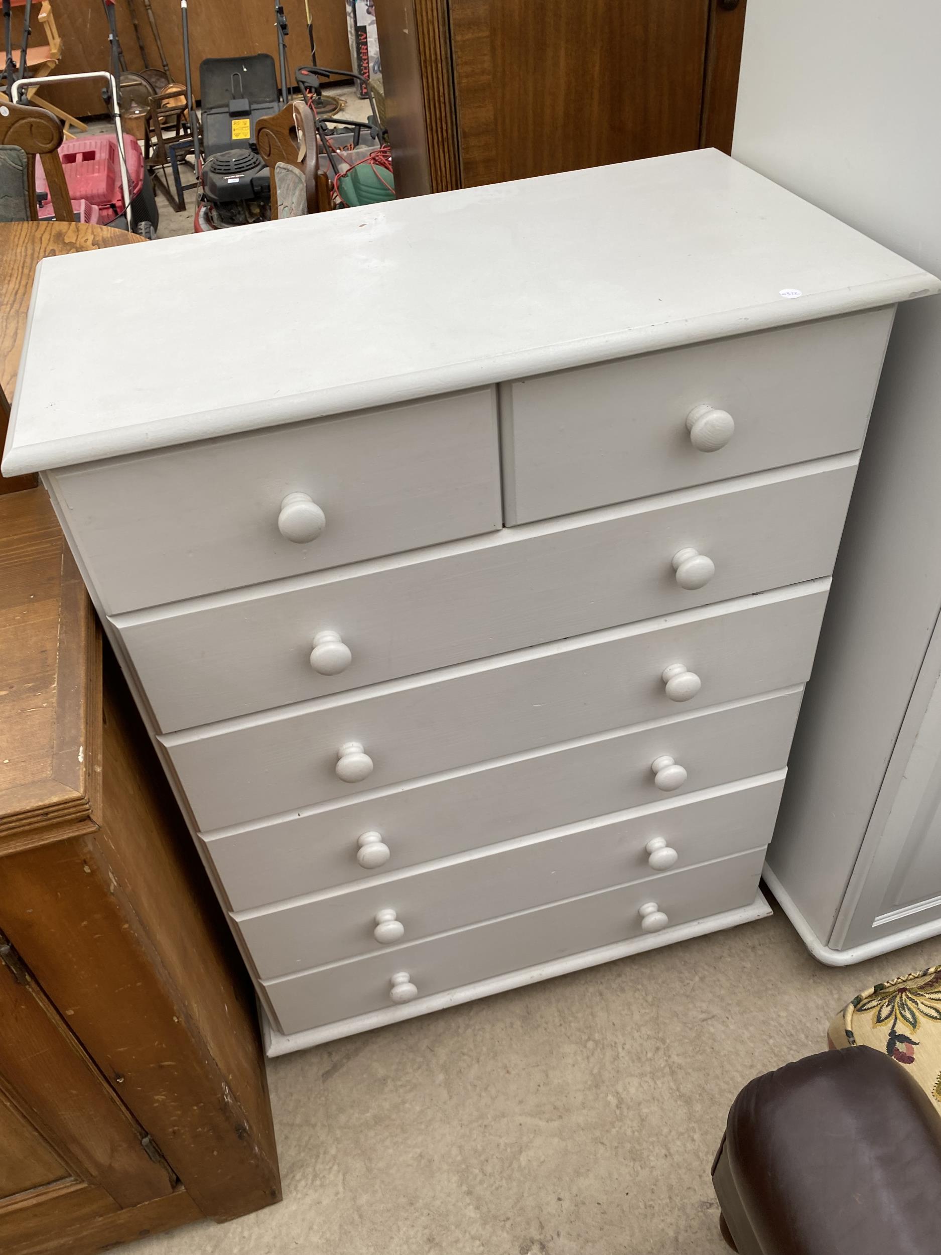A MODERN TWO-DOOR PAINTED WARDROBE AND CHEST OF DRAWERS - Image 2 of 5