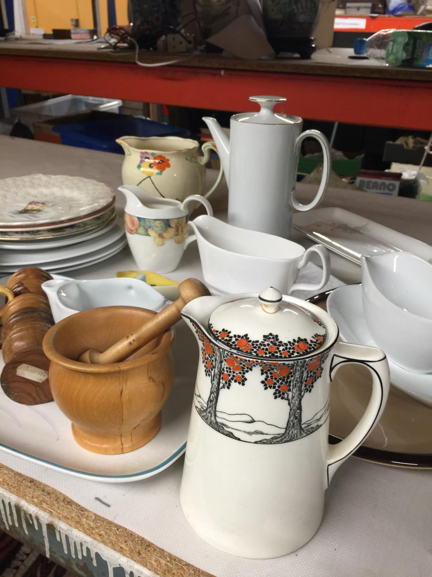 A COLLECTION OF ITEMS TO INCLUDE A CROWN DEVON LIDDED JUG, ROYAL VENTON VALE VINTAGE FLOWER - Image 3 of 4