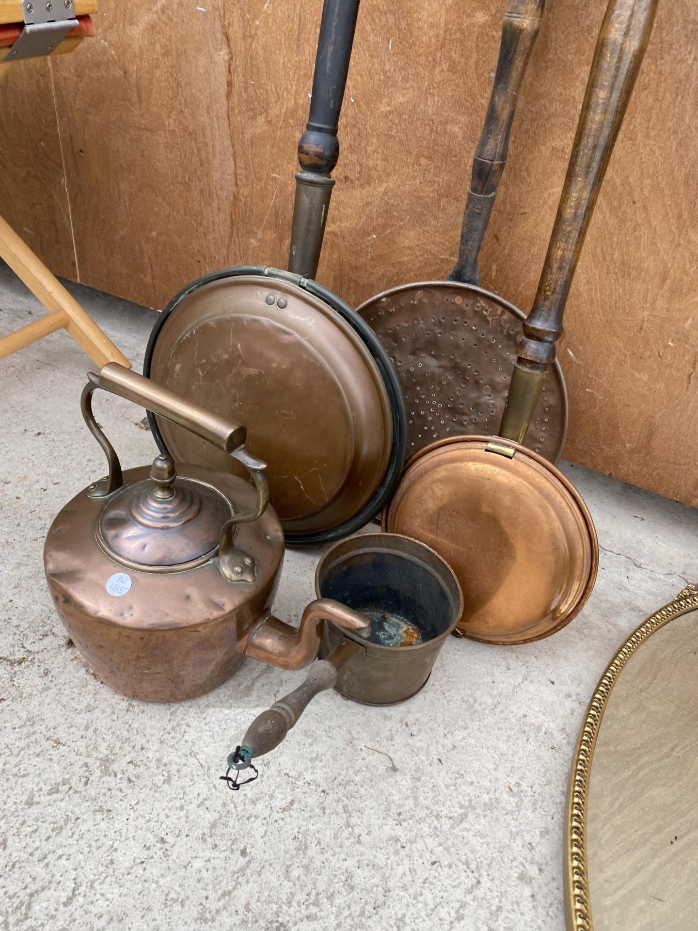 AN ASSORTMENT OF COPPER ITEMS TO INCLUDE TWO BED WARMING PANS, A KETTLE AND A MILK PAN ETC - Image 2 of 2