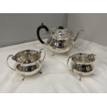 A THREE PIECE HALLMARKED BIRMINGHAM SILVER TEA SET TO INCLUDE A TEAPOT, TWIN HANDLED SUGAR BOWL