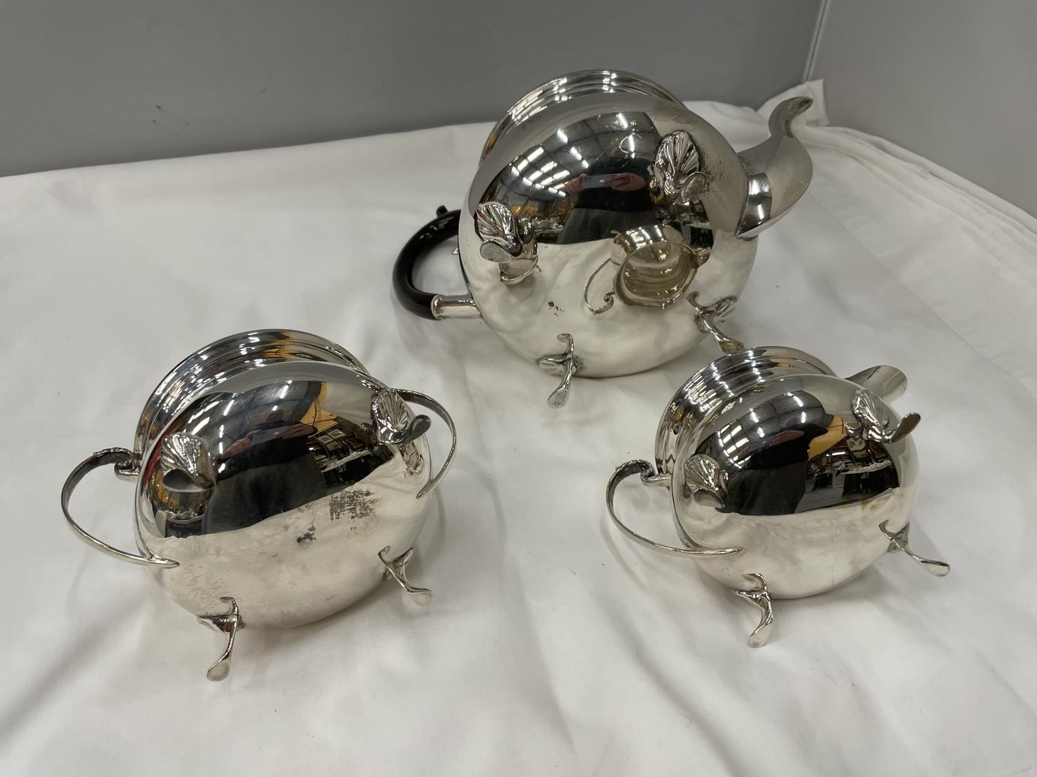 A THREE PIECE HALLMARKED BIRMINGHAM SILVER TEA SET TO INCLUDE A TEAPOT, TWIN HANDLED SUGAR BOWL - Image 9 of 10