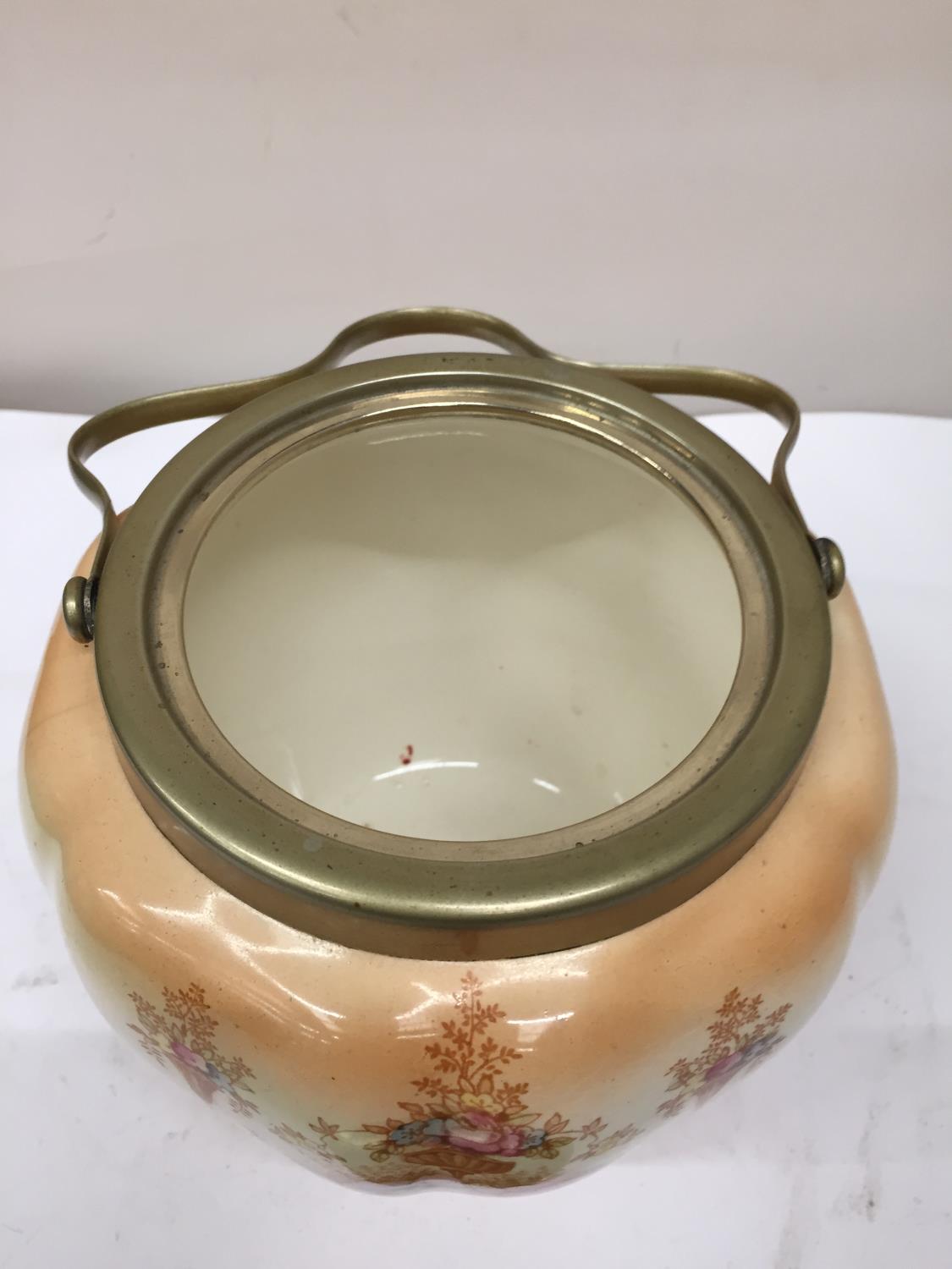 A CROWN DEVON BISCUIT BARREL WITH METAL LID AND HANDLE HEIGHT APPROX 14CM - Image 3 of 4
