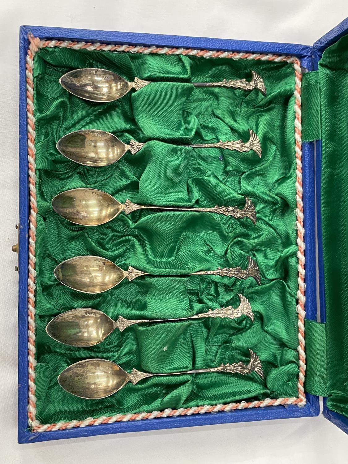 A BOXED SET OF SIX DECORATIVE SPOONS MARKED 800 - Image 2 of 4