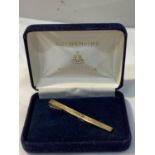 A 9CT GOLD WALKER AND HALL TIE PIN WITH A SAPPHIRE CENTRE AND ORIGINAL PRESENTATION BOX