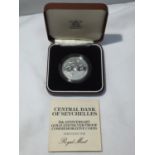 A CENTRAL BANK OF SEYCHELLES 5TH ANNIVERSARY GOLD AND SILVER PROOF COMMEMORATIVE COIN IN A CASE WITH