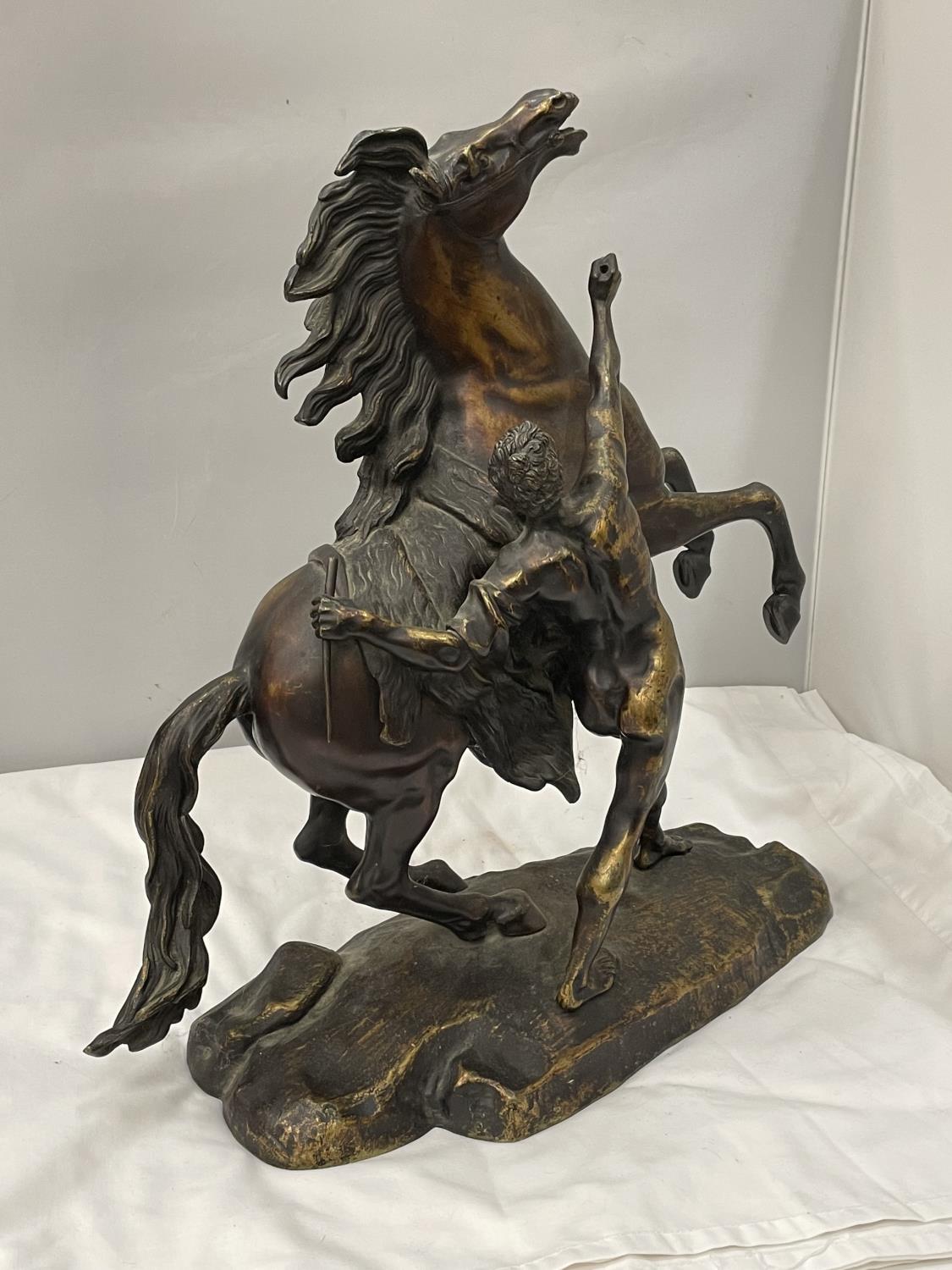 A BRONZE STATUE IN THE MANNER OF GUILLAUME COUSTOU CHEVAL DE MARLY HEIGHT 50CM - Image 2 of 6