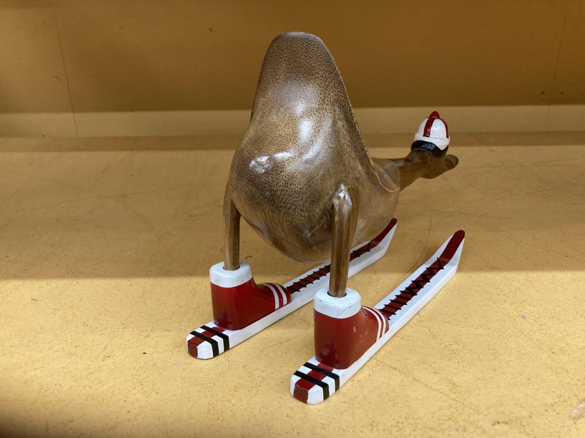 A MODEL OF A WOODEN DUCK ON SKIS LENGTH APPROX 43CM, HEIGHT 24CM - Image 3 of 4