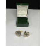 A PAIR OF 9 CARAT WHITE GOLD CUFFLINKS IN A PRESENTATION BOX