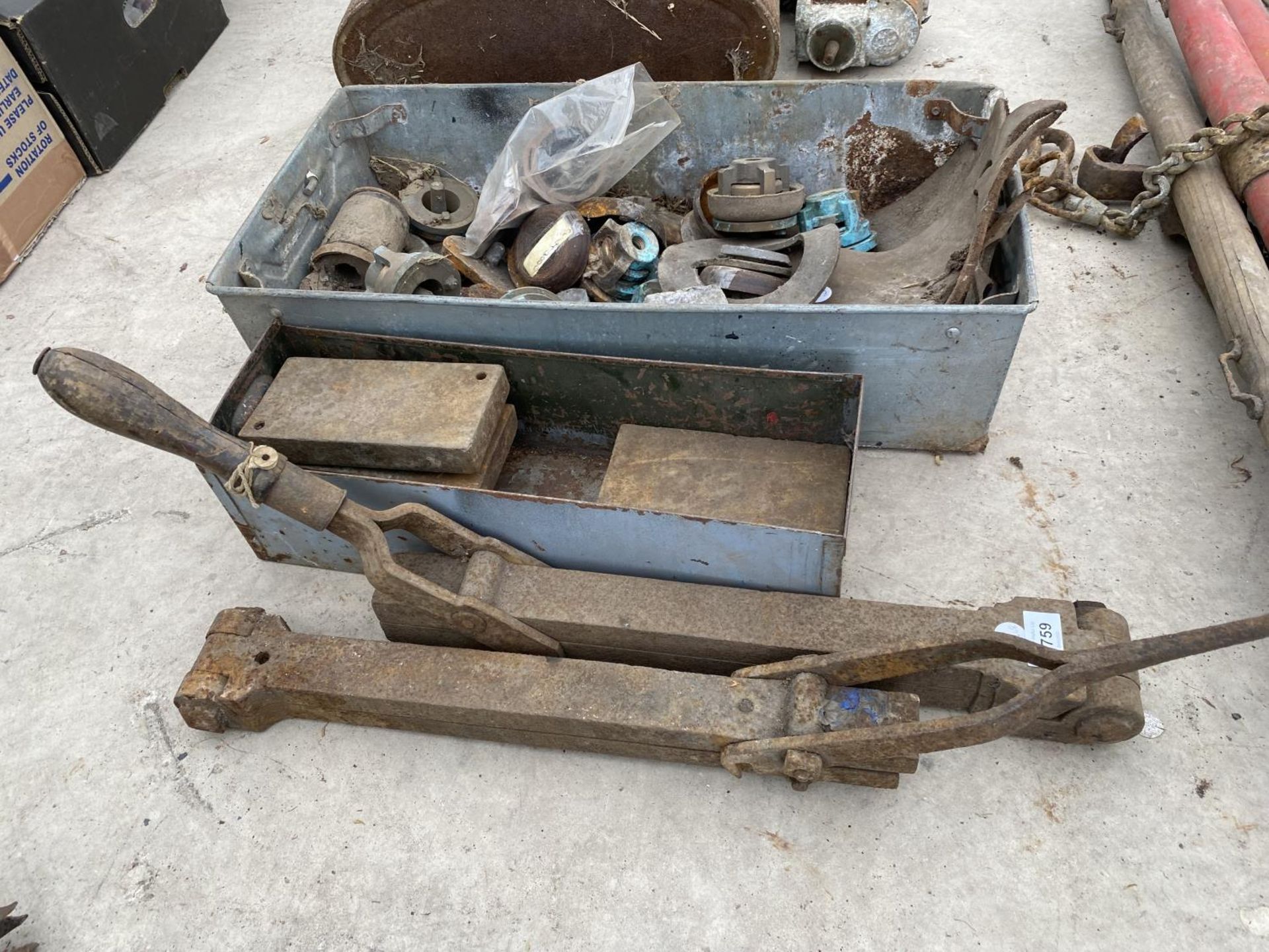 AN ASSORTMENT OF VARIOUS VINTAGE ITEMS TO INCLUDE A GALVANISED TRAY AND FITTINGS ETC - Image 4 of 6