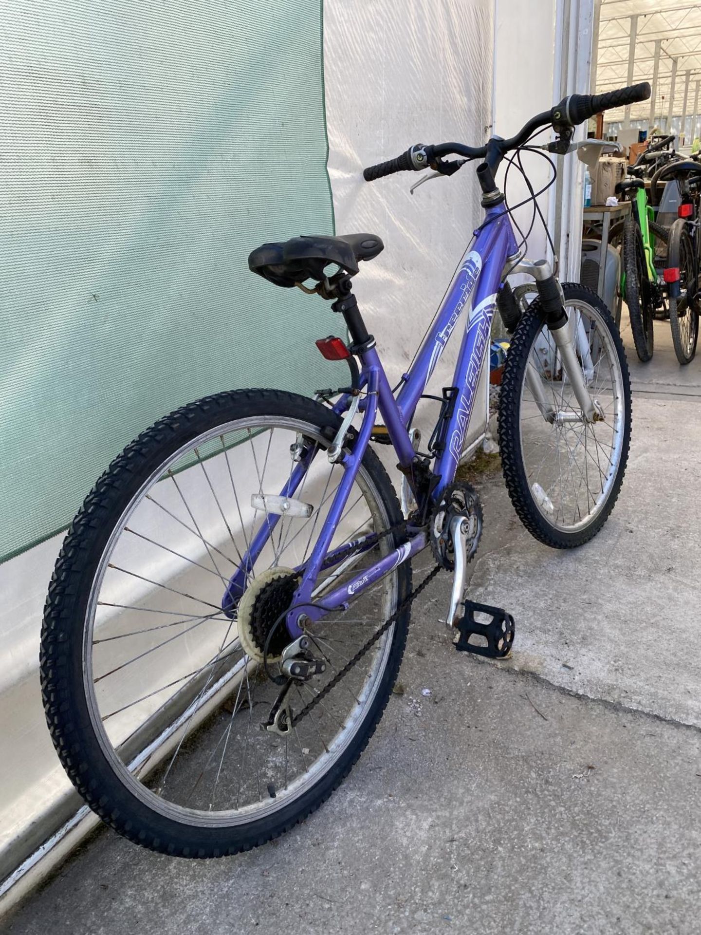 A LADIES RALEIGH FREERIDE BIKE WITH FRONT SUSPENSION AND 18 SPEED GEAR SYSTEM - Image 2 of 3