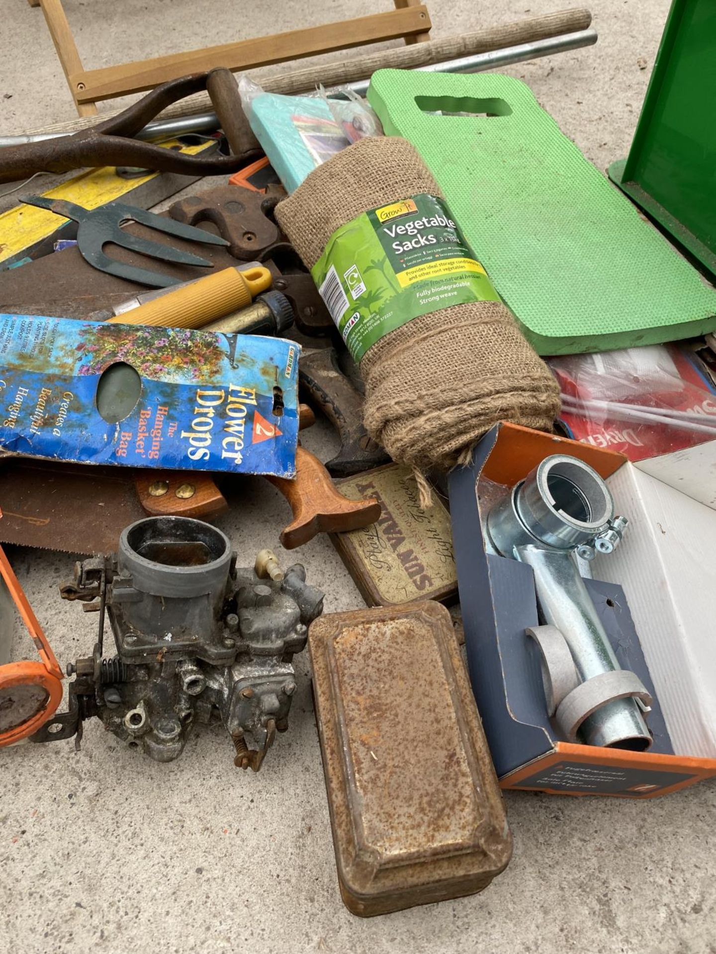 AN ASSORTMENT OF ITEMS TO INCLUDE GARDEN SPRAYERS, VINTAGE TOOLS AND TINS ETC - Image 11 of 12