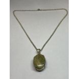 A MARKED SILVER NECKLACE WITH A LARGE AGATE STONE IN A PRESENTATION BOX