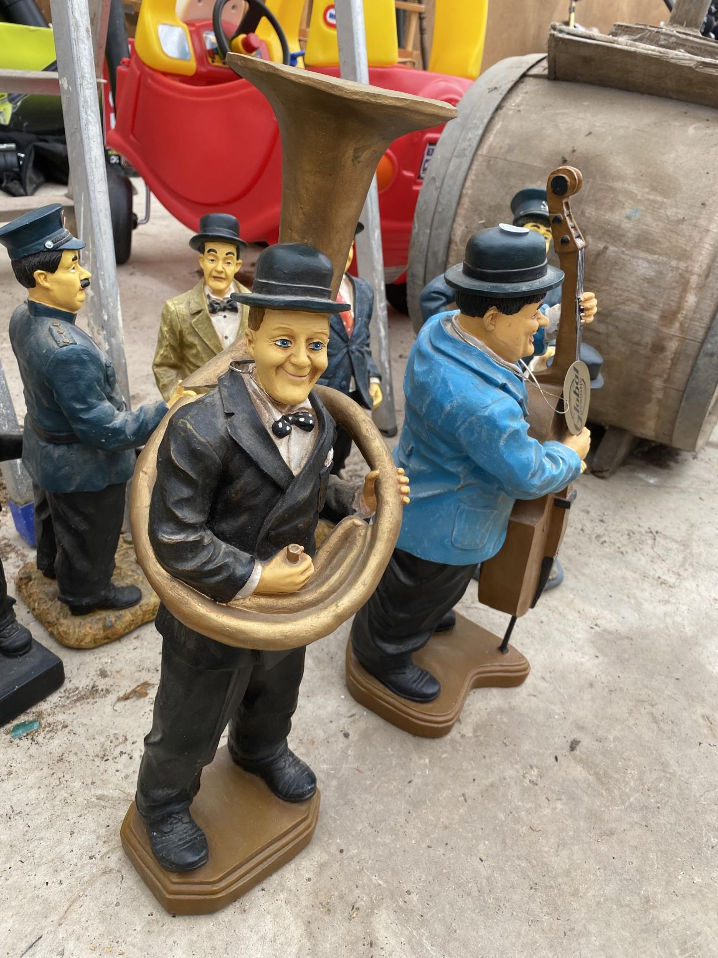 AN ASSORTMENT OF RESIN FIGURES TO INCLUDE LAUREL AND HARDY ETC - Image 4 of 5