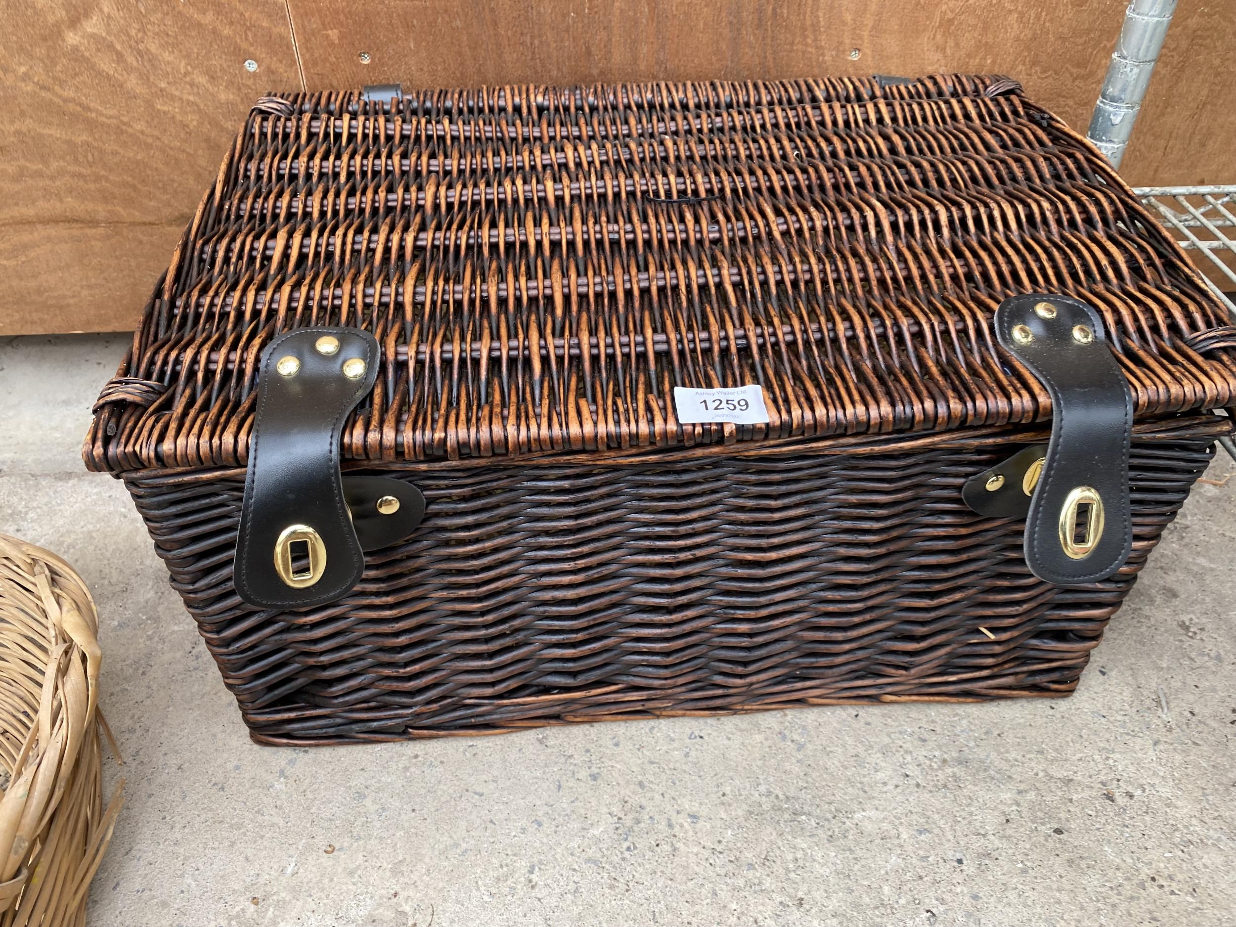 A WICKER PICNIC HAMPER AND TWO FURTHER WICKER BASKETS - Image 3 of 4