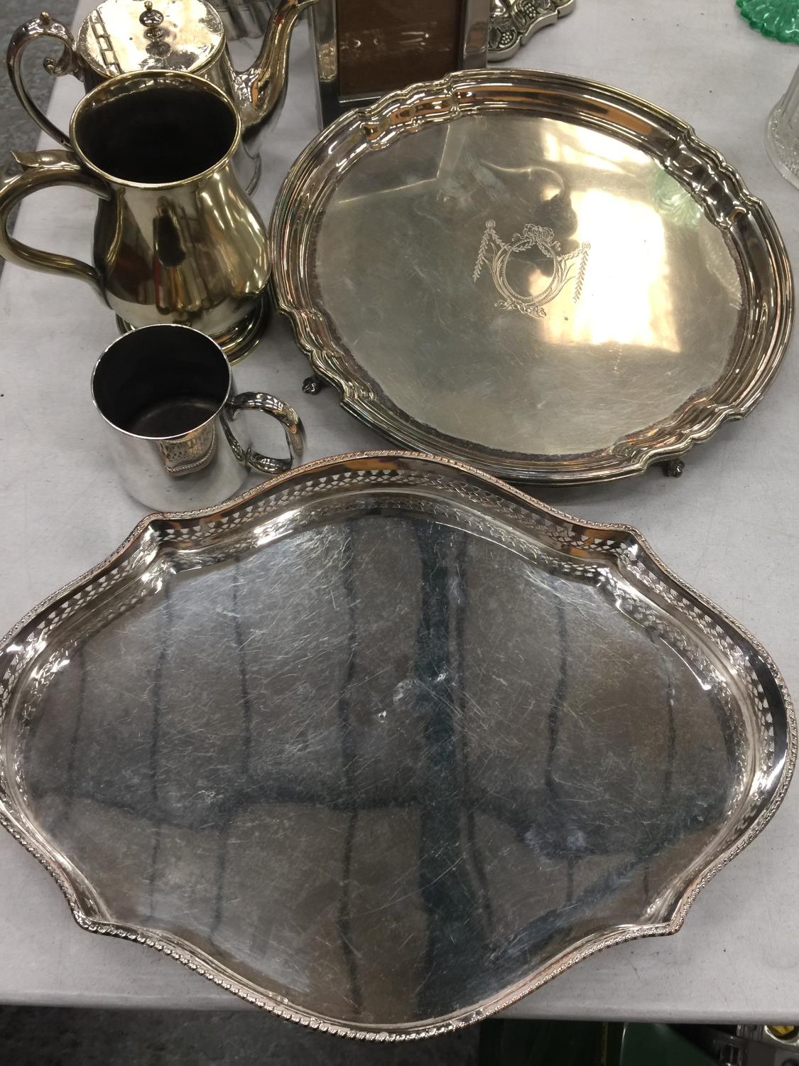 A QUANTITY OF SILVER PLATE TO INCLUDE TRAYS, TEAPOTS, TANKARD, CANDLESTICK, PHOTO FRAME, ETC - Image 3 of 3