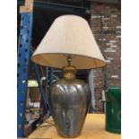 A LARGE POLISHED STEEL WITH BRASS COLOURED TOP TABLE LAMP WITH SHADE, HEIGHT TO BOTTOM OF SHADE