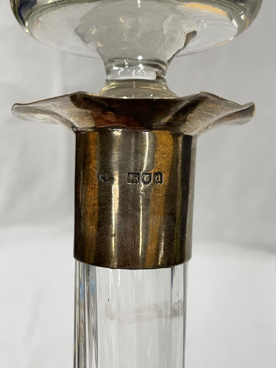 AN UNUSUAL GLASS DECANTER WITH A HALLMARKED LONDON SILVER COLLAR - Image 5 of 5