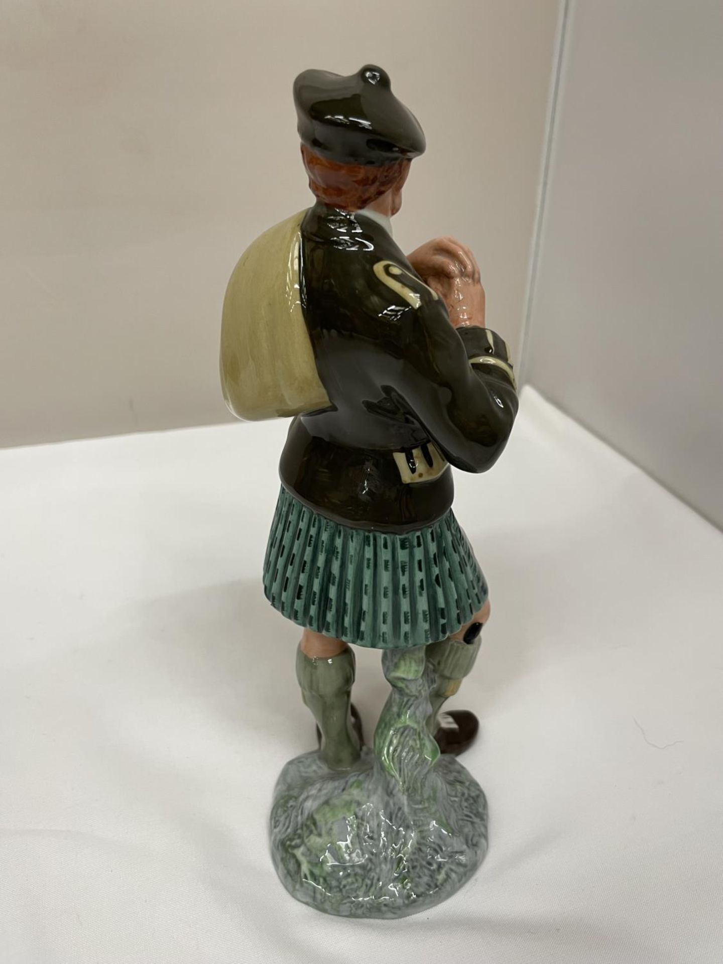 A ROYAL DOULTON FIGURE THE LAIRD HN2361 (SECOND) - Image 3 of 4