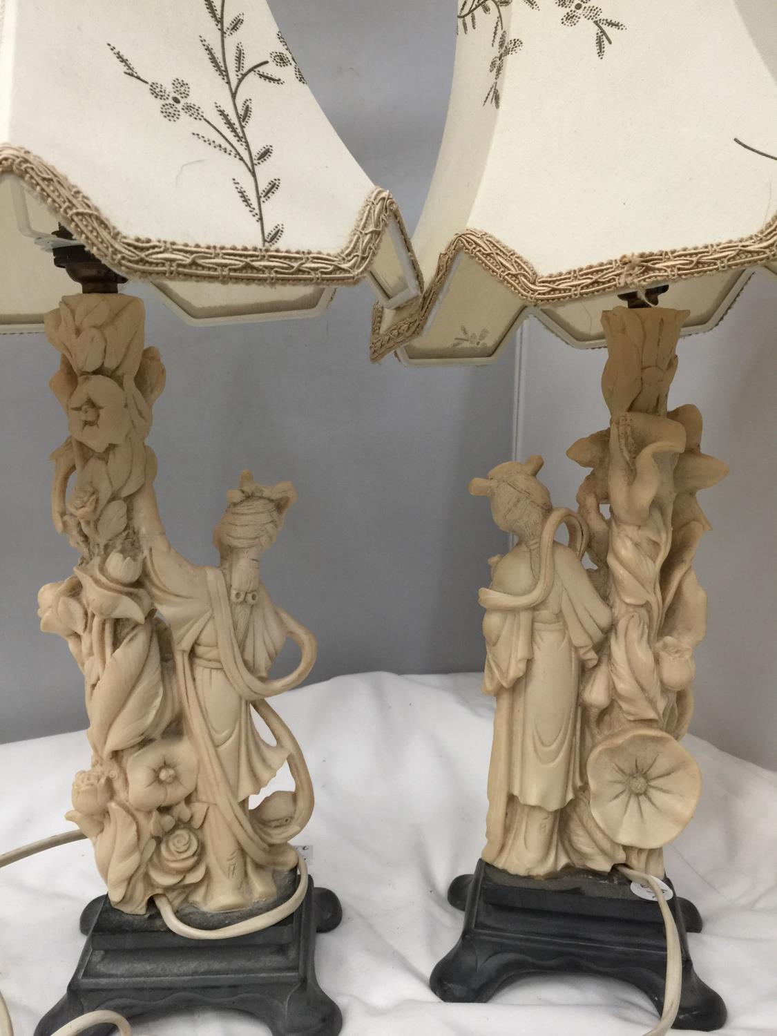 A PAIR OF CARVED ORIENTAL STYLE TABLE LAMPS DEPICTING LADIES AND FLOWERS - Image 6 of 6