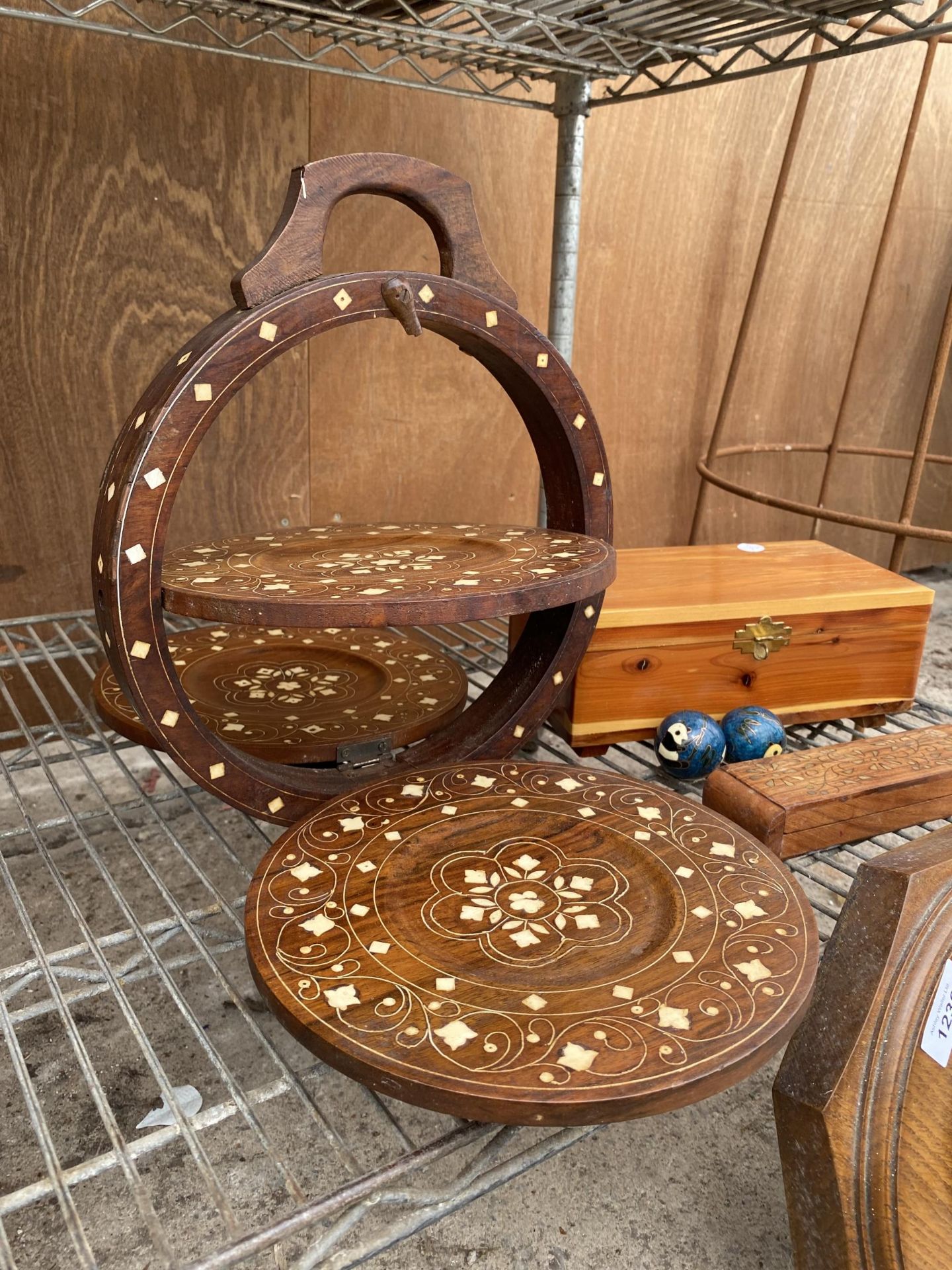 AN ASSORTMENT OF TREEN ITEMS TO INCLUDE A CAKE STAND, A JEWELLERY BOX AND A BAROMETER ETC - Image 2 of 5
