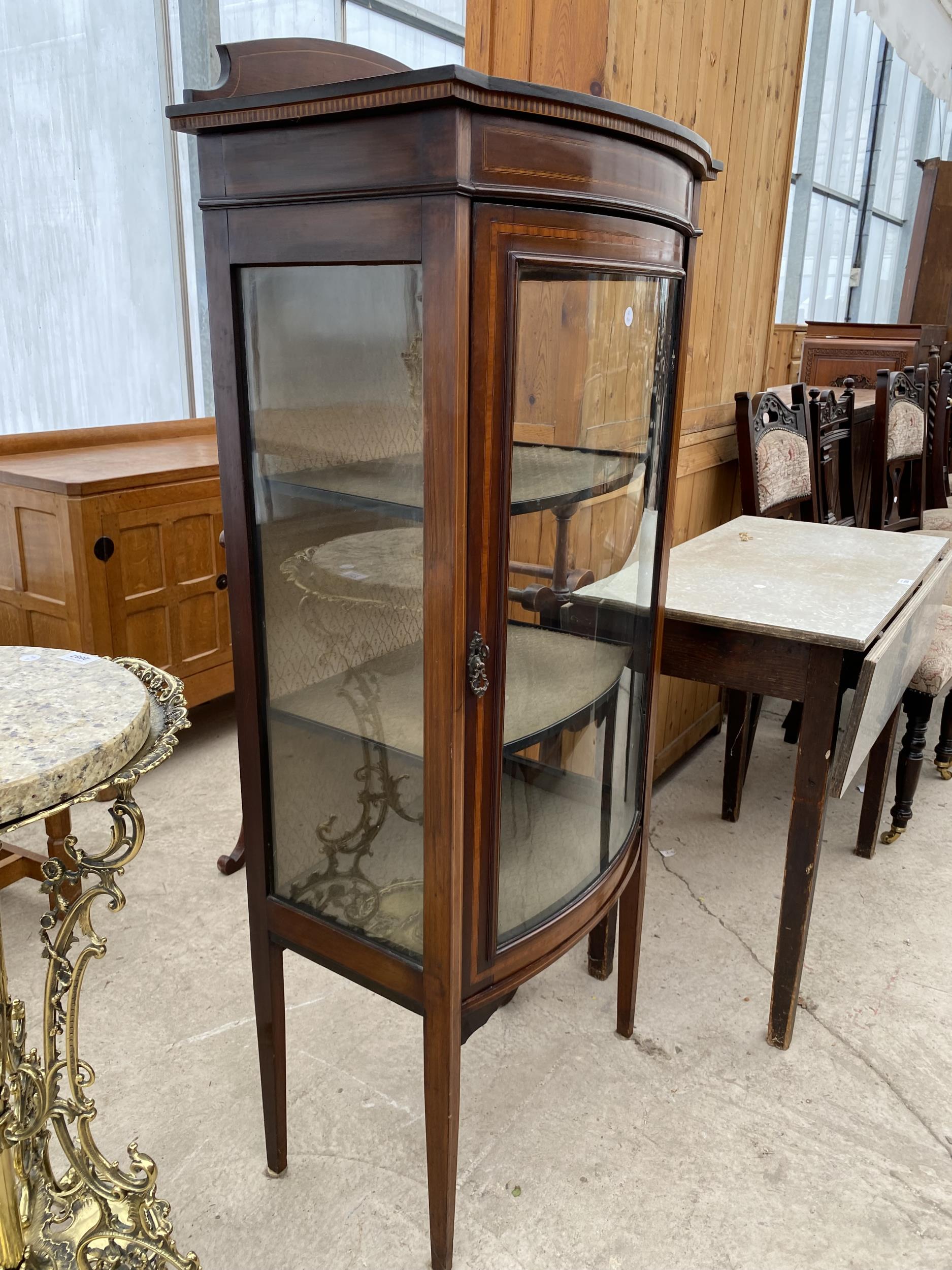 AN EDWARDIAN MAHOGANY AND INLAID BOWFRONTED DISPLAY CABINET, 23" WIDE - Image 2 of 7
