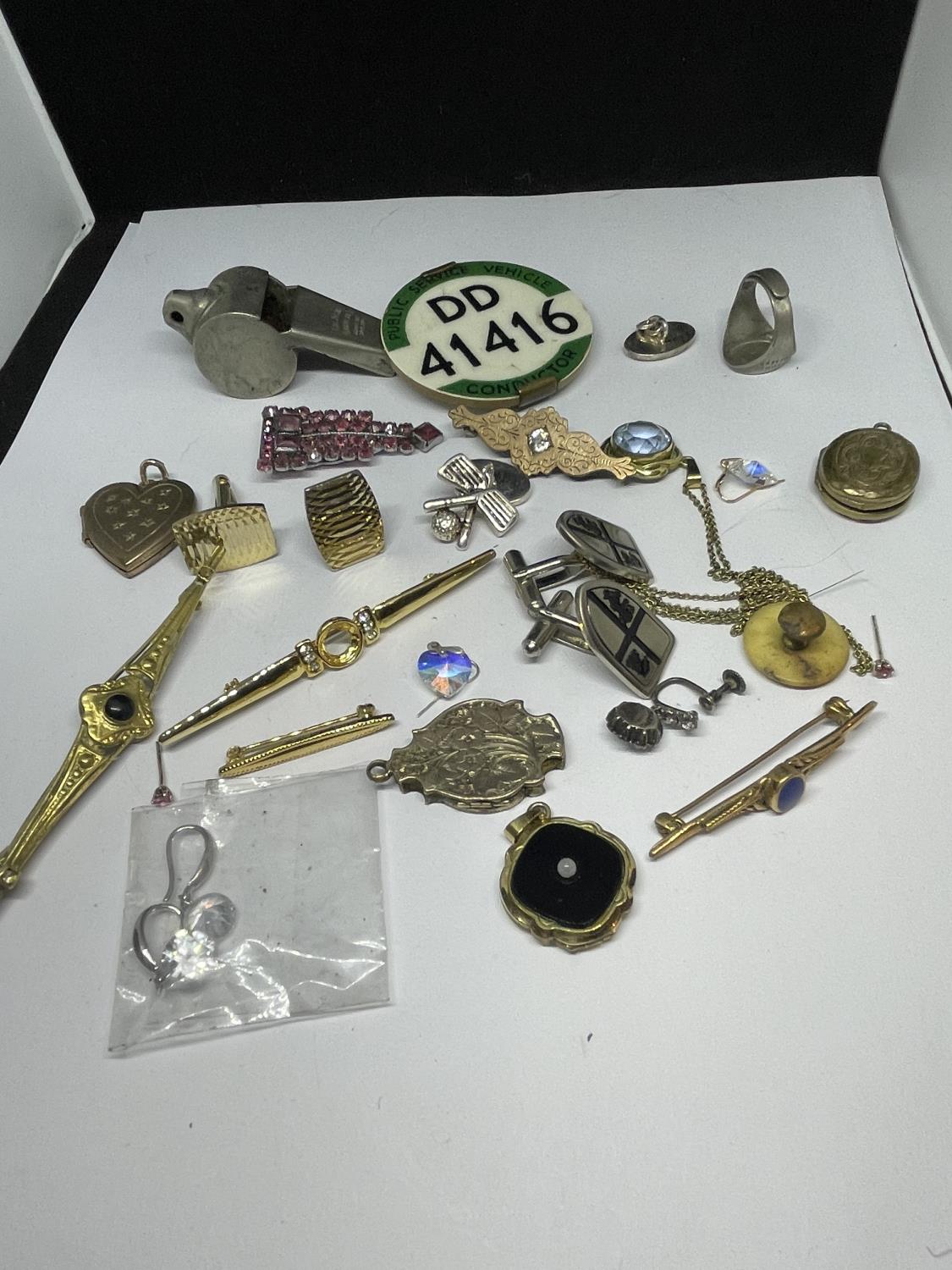 VARIOUS MISCELLANEOUS ITEMS TO INCLUDE BROOCHES, BADGES, WHISTLE, RINGS ETC