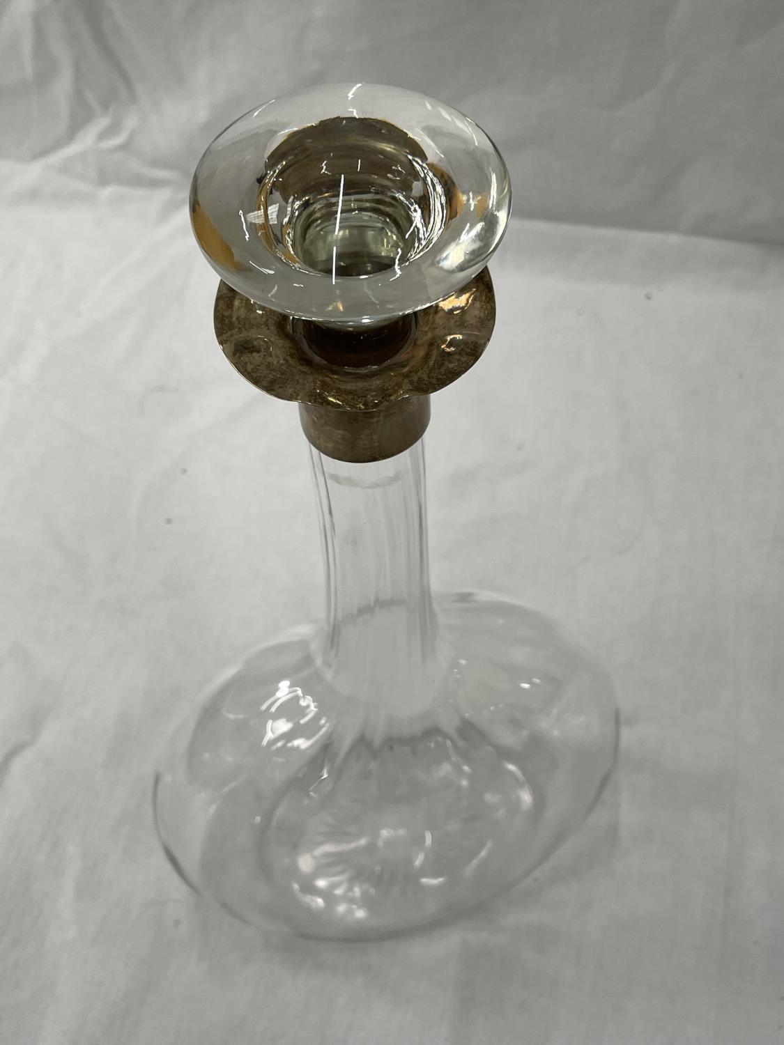 AN UNUSUAL GLASS DECANTER WITH A HALLMARKED LONDON SILVER COLLAR - Image 3 of 5