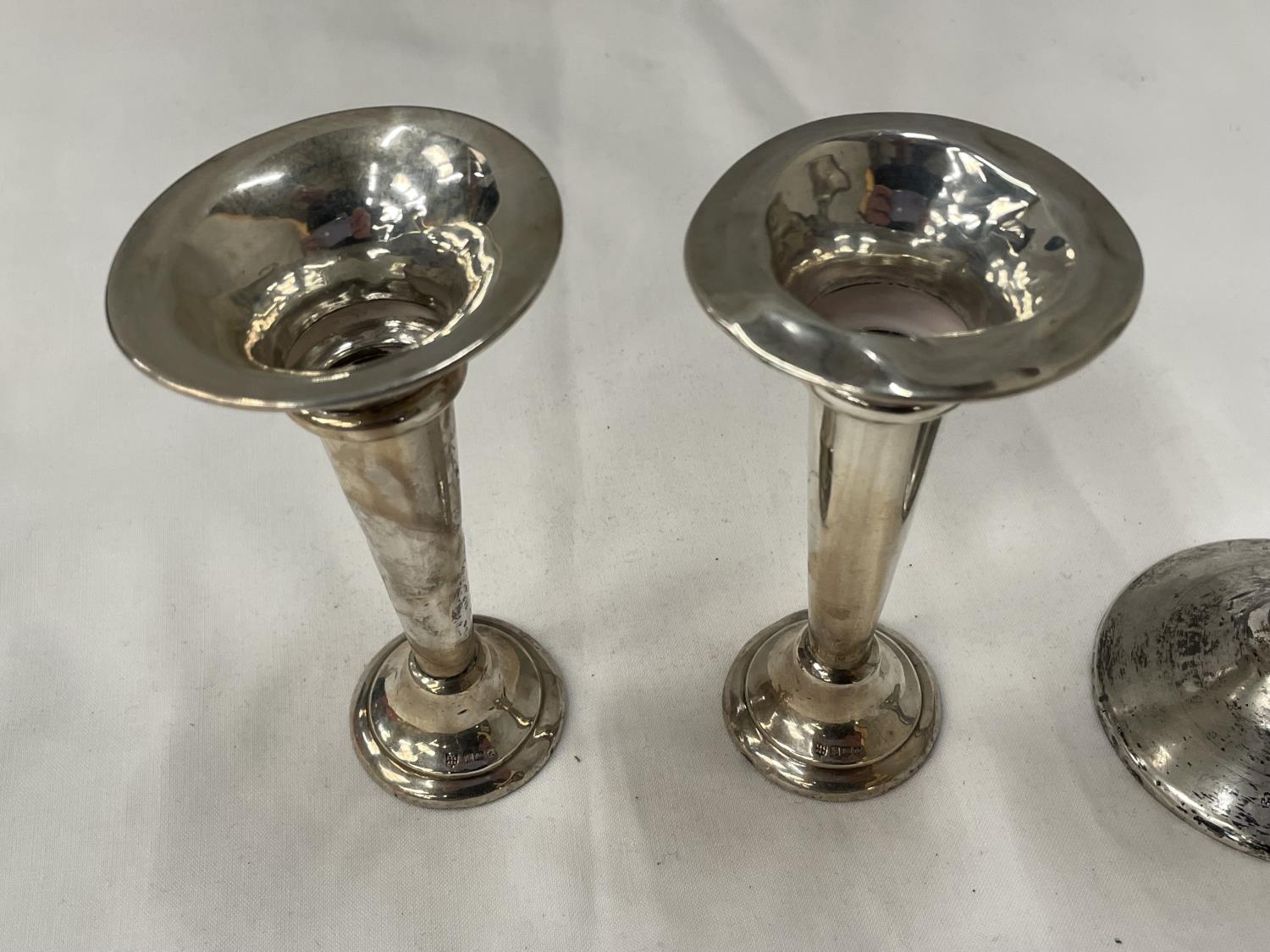 THREE HALMARKED BIRMINGHAM SILVER ITEMS TO INCLUDE A CANDLESTICK AND A PAIR OF BUD VASES - Image 3 of 6