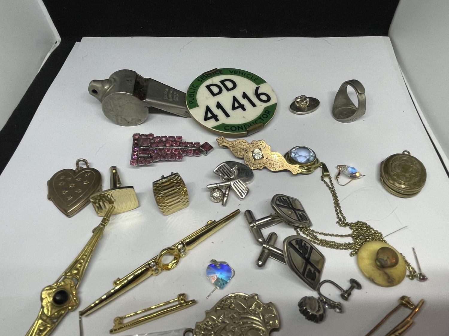 VARIOUS MISCELLANEOUS ITEMS TO INCLUDE BROOCHES, BADGES, WHISTLE, RINGS ETC - Image 3 of 4