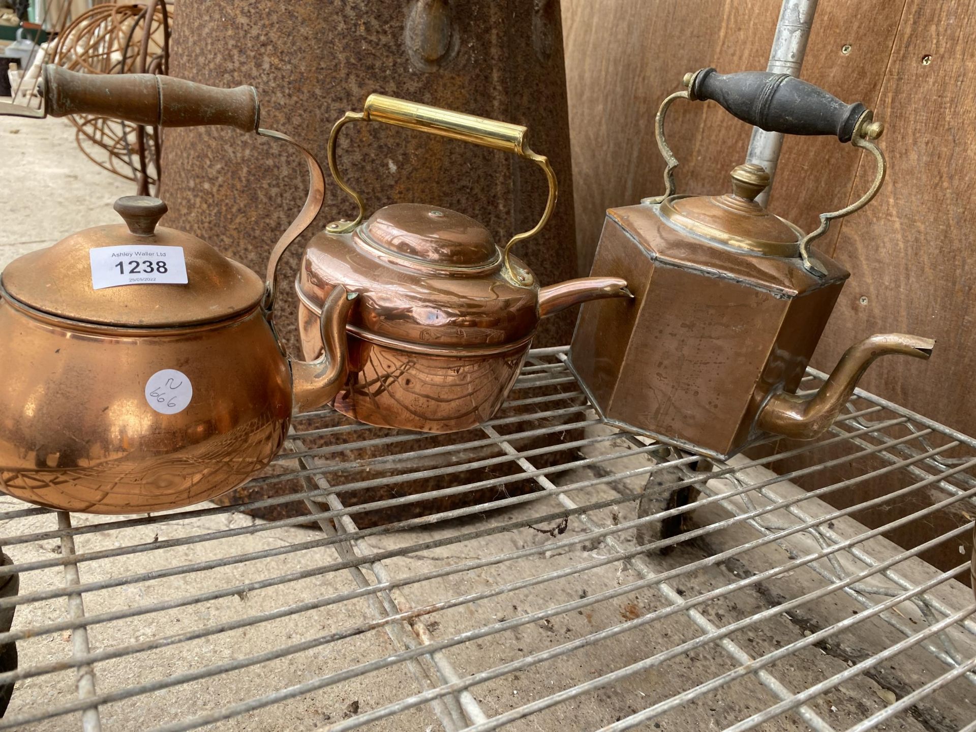 FOUR VARIOUS VINTAGE COPPER KETTLES - Image 3 of 3