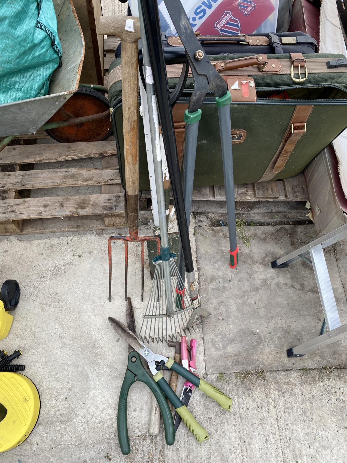 AN ASSORTMENT OF GARDEN TOOLS TO INCLUDE A RAKE, SHEARS AND A FORK ETC