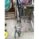 AN ASSORTMENT OF GARDEN TOOLS TO INCLUDE A RAKE, SHEARS AND A FORK ETC