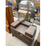 AN EARLY 20TH CENTURY OAK DRESSING CHEST