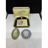 TWO JASPERWARE BROOCHES IN A PRESENTATION BOX