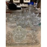 A QUANTITY OF GLASSWARE TO INCLUDE VASES, LIDDED JARS, BOWLS, ETC