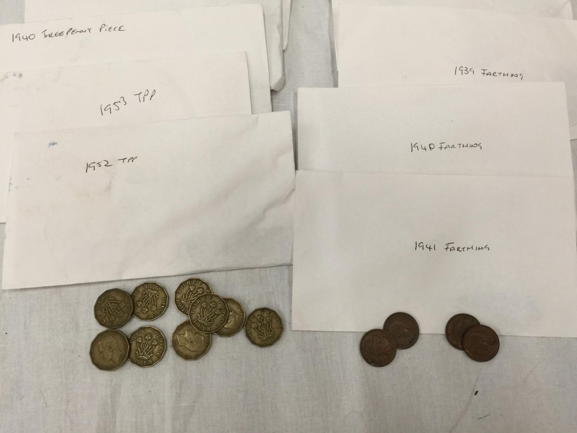 A LARGE QUANTITY OF FARTHINGS AND BRASS THREEPENNIES - Image 2 of 4