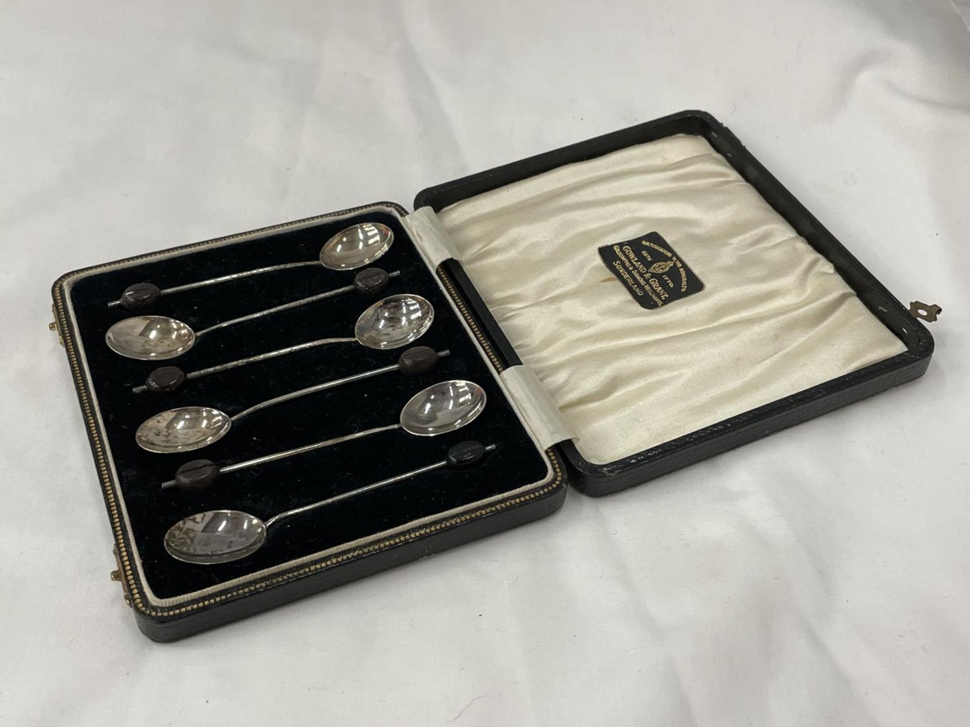 A BOXED SET OF SIX HALLMARKED BIRMINGHAM COFFEE BEAN SPOONS - Image 3 of 6