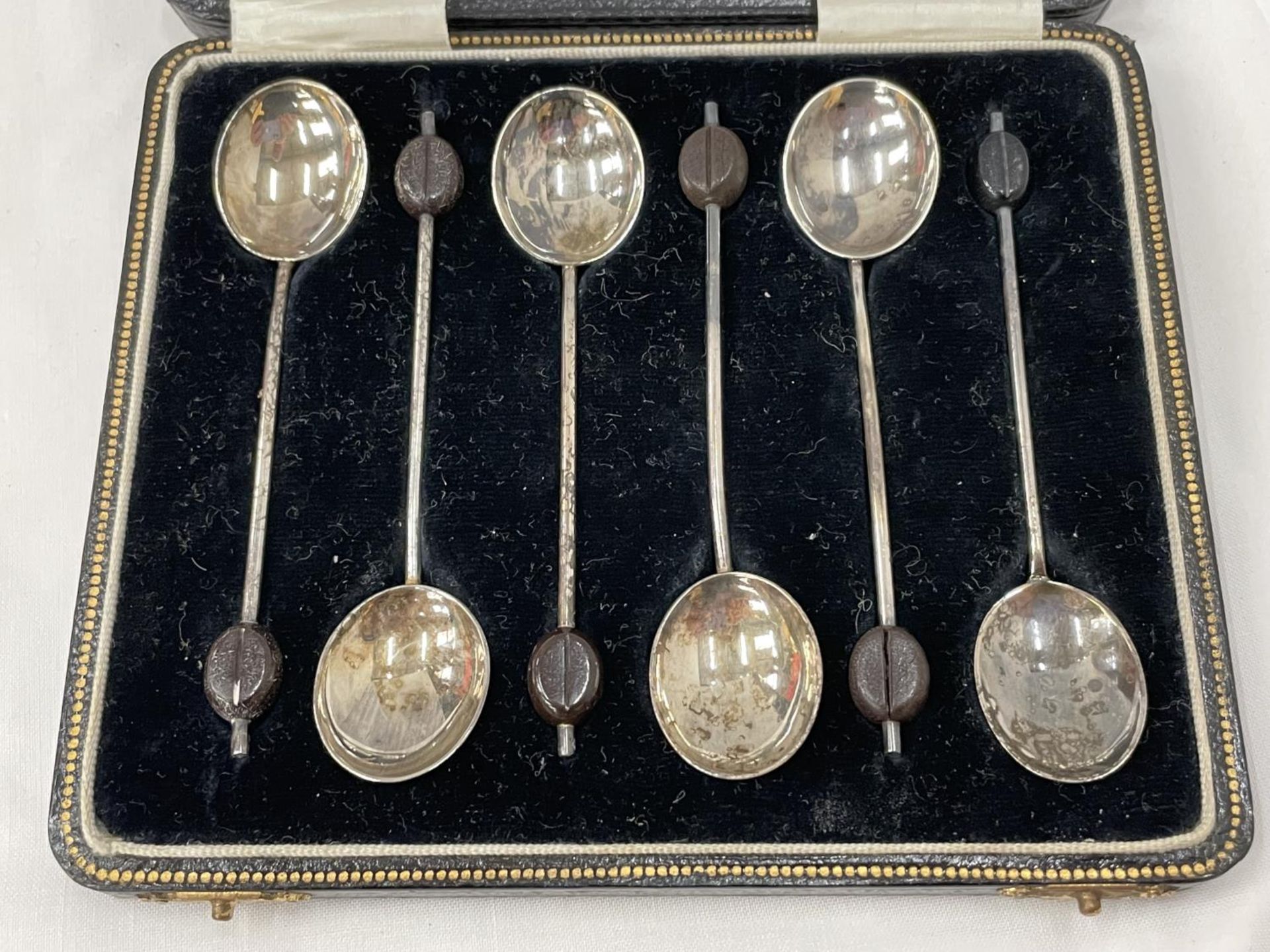 A BOXED SET OF SIX HALLMARKED BIRMINGHAM COFFEE BEAN SPOONS - Image 5 of 6
