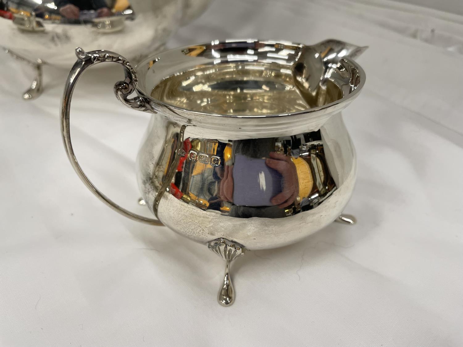 A THREE PIECE HALLMARKED BIRMINGHAM SILVER TEA SET TO INCLUDE A TEAPOT, TWIN HANDLED SUGAR BOWL - Image 4 of 10