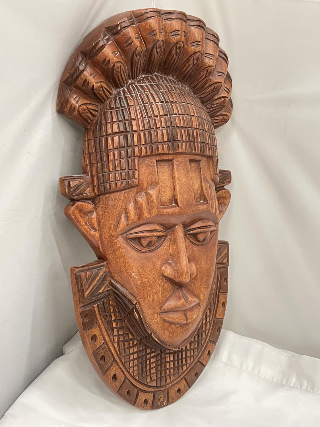 A LARGE CARVED TRIBAL MASK LENGTH 56CM - Image 2 of 3