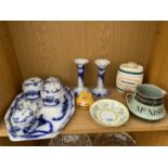 AN ASSORTMENT OF CERAMIC ITEMS TO INCLUDE A COLMANS MUSTARD POT, A MCNISH JUG AND BLUE AND WHITE
