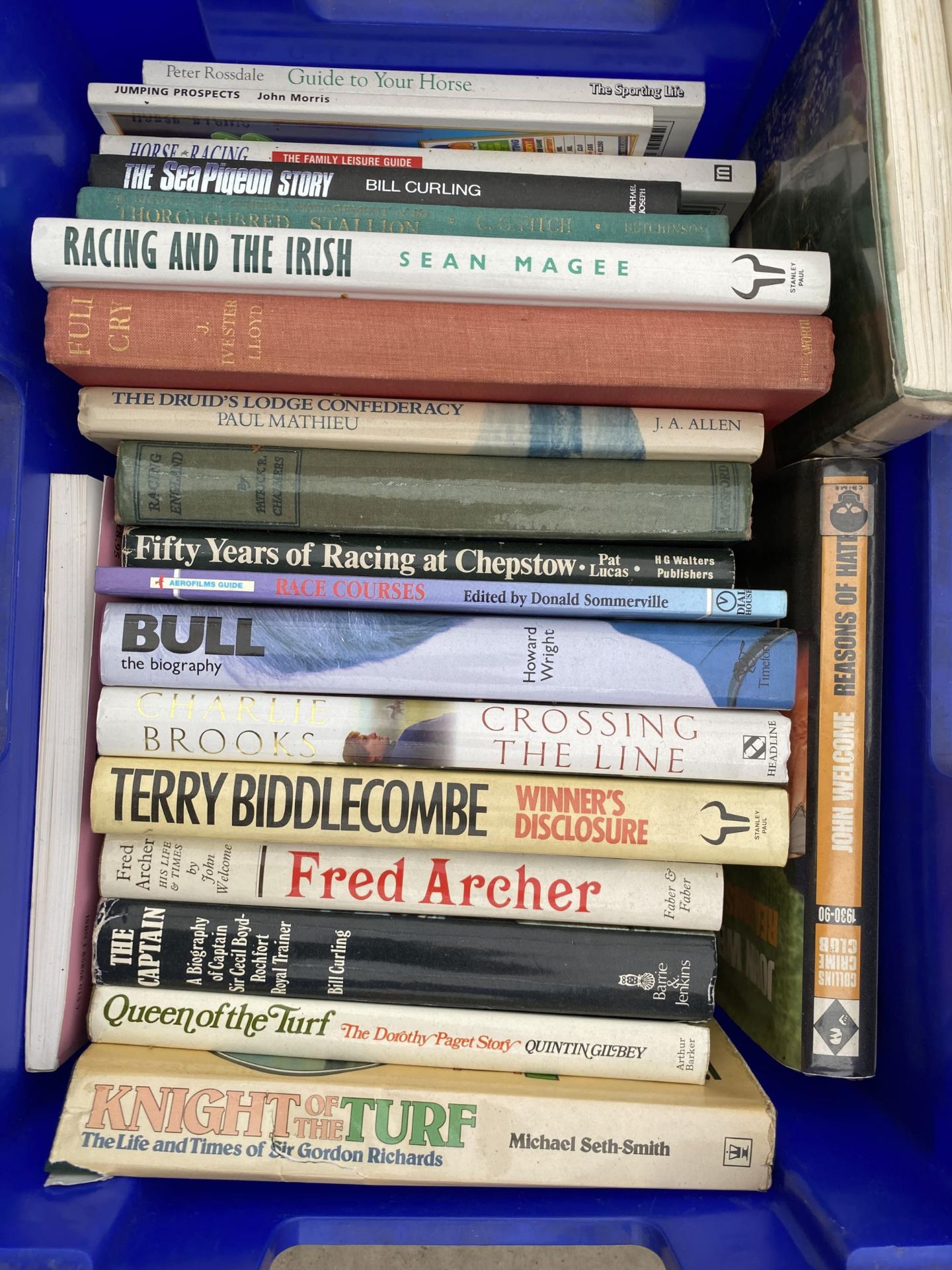 A LARGE ASSORTMENT OF BOOKS TO INCLUDE MANY ON THE TOPIC OF HORSE RACING - Image 3 of 4