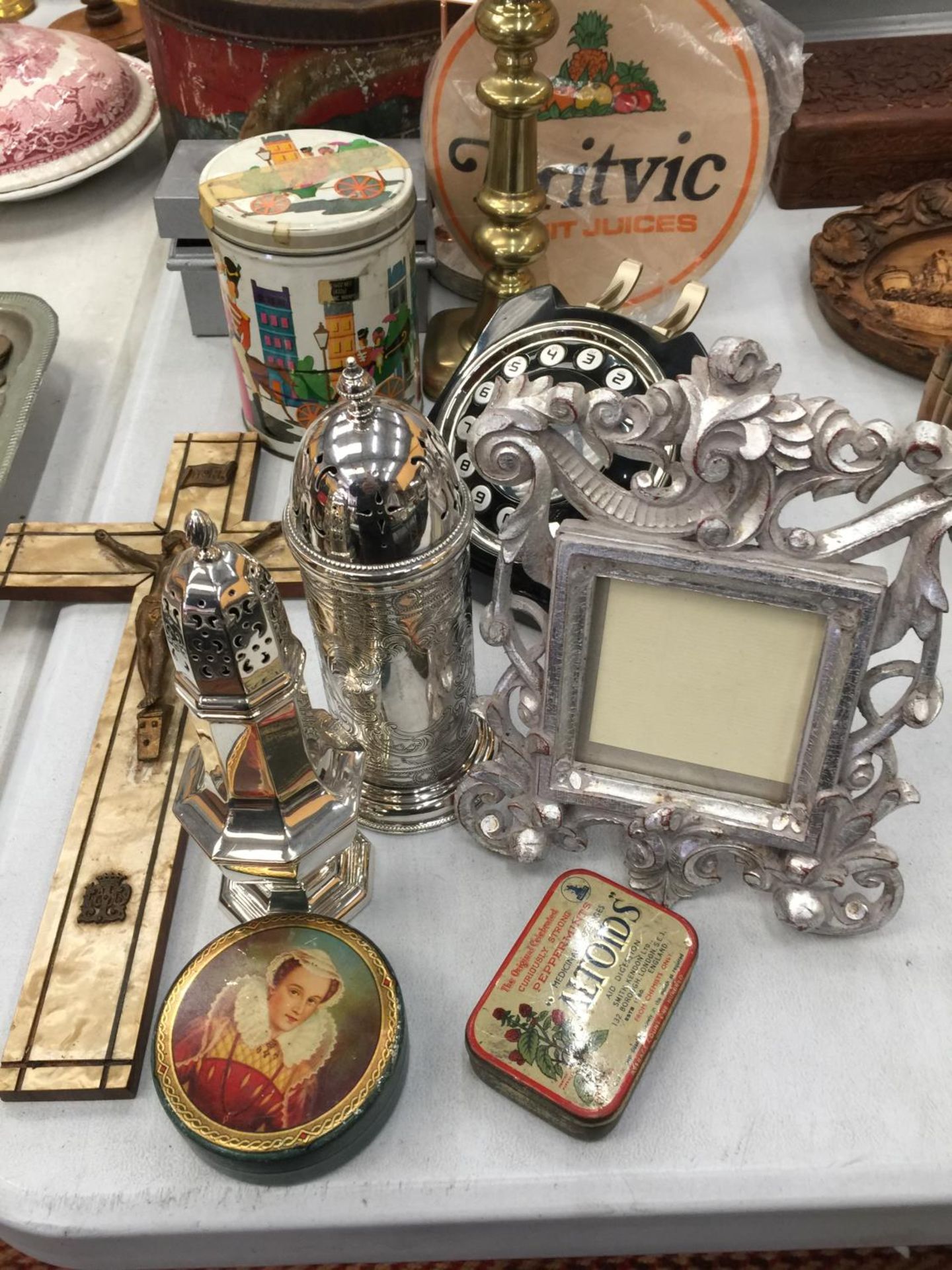 A QUANTITY OF COLLECTABLE ITEMS INCLUDING SUGAR SIFTERS, TINS, WINE BOX, CANDLESTICK, PHOTO FRAME, - Image 3 of 3