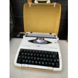 A RETRO SMITH-CORONA CORSAIR DELUXE CASED TYPEWRITER