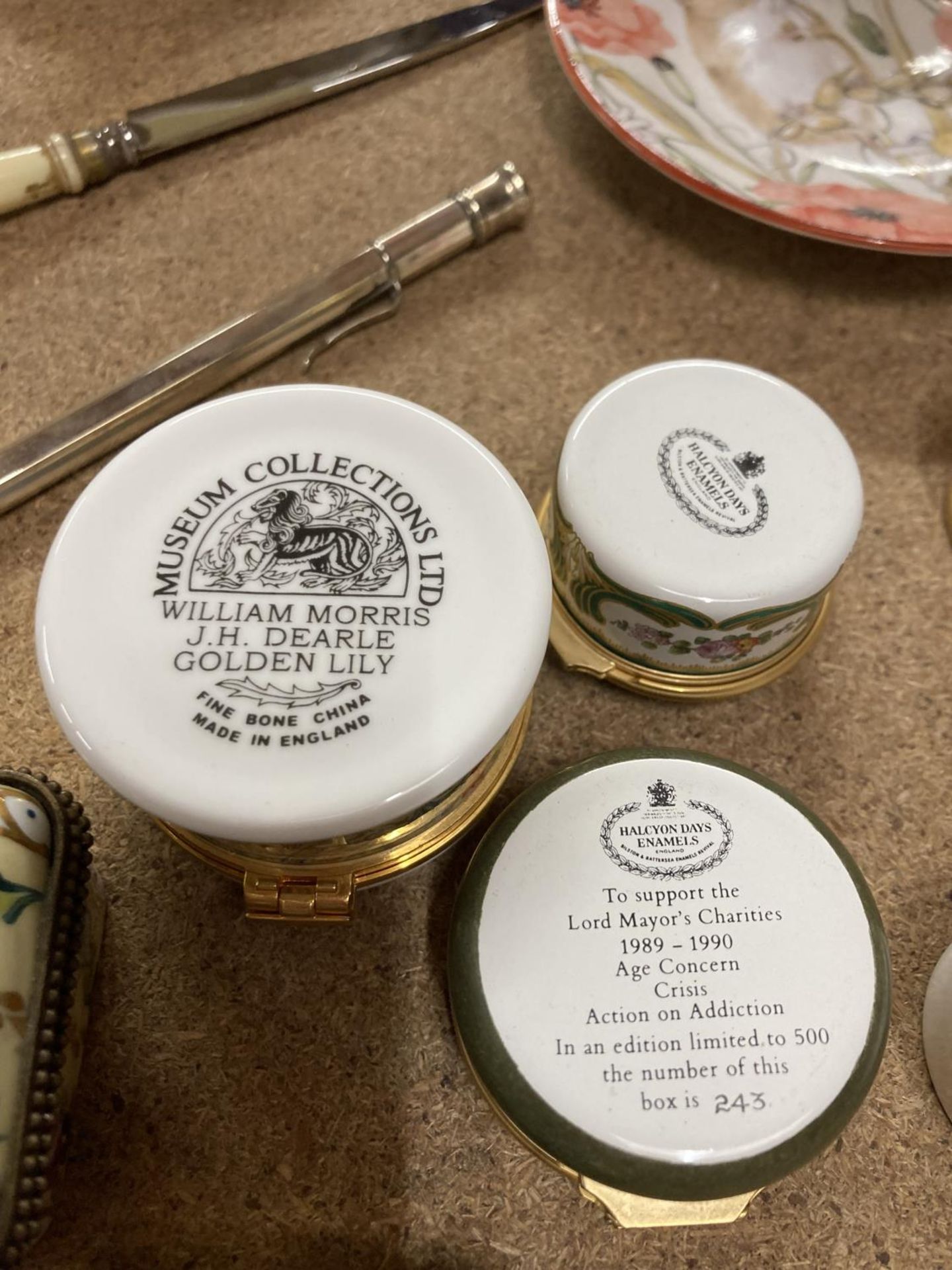 A QUANTITY OF CHINA PILL BOXES TO INCLUDE KROMER, LIMOGES, PLUS A ROYAL DOULTON 'AFFECTION', PIN - Image 2 of 2